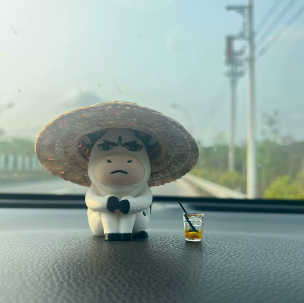 emo委屈草地牛手办丑萌治愈小牛公仔车载中控台摆件桌面解压装饰